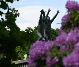 Foto aus „Zwischen Höhenflug am Holmenkollen und Paris-Panik in Oslo: Das Doppelrot- und Klinken-Mysterium“