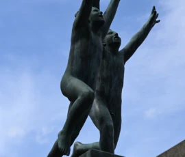 Foto aus „Zwischen Höhenflug am Holmenkollen und Paris-Panik in Oslo: Das Doppelrot- und Klinken-Mysterium“