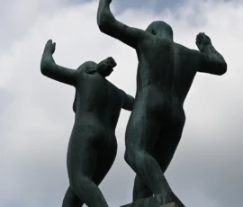 Foto aus „Zwischen Höhenflug am Holmenkollen und Paris-Panik in Oslo: Das Doppelrot- und Klinken-Mysterium“