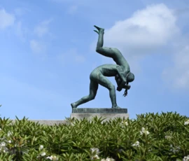 Foto aus „Zwischen Höhenflug am Holmenkollen und Paris-Panik in Oslo: Das Doppelrot- und Klinken-Mysterium“