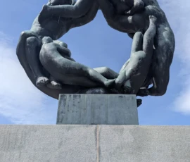 Foto aus „Zwischen Höhenflug am Holmenkollen und Paris-Panik in Oslo: Das Doppelrot- und Klinken-Mysterium“