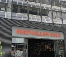 Foto aus „Zwischen Höhenflug am Holmenkollen und Paris-Panik in Oslo: Das Doppelrot- und Klinken-Mysterium“